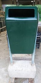 Afvalbak "Bammens Capitole ", B-keus, 50ltr. Groen met betonvoet.