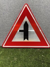 B04 - Voorrangskruispunt weg van links