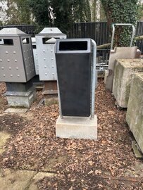 "Bammens Capitole 70liter"met betonvoet en beugel , Donker Grijs