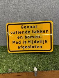 Geel tekst bord "gevaar vallende takken"