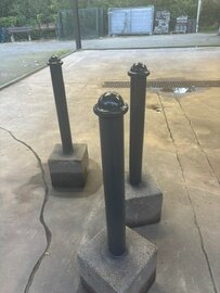 Anti parkeerpaal donker grijs vast 95cm. poer 30&times;30cm.