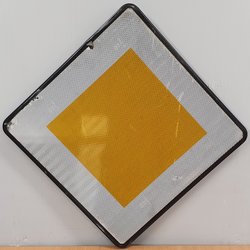 Verkeersbord B01 Voorrangsweg 60&times;60cm.