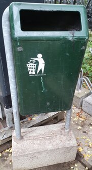Afvalbak &quot;Bammens Capitole&quot; in beugel met betonvoet Groen