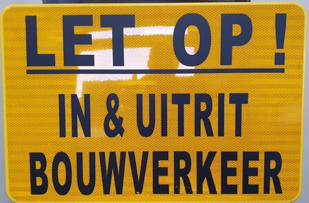 Verkeersbord, tekstbord &quot;LET OP! in en uitrit bouwverkeer