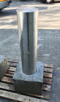 Afzetpaal, RVS, &oslash;20,5cm. hoog 77cm., met betonvoet 40&times;40&times;30cm. &quot;Velopa&quot;