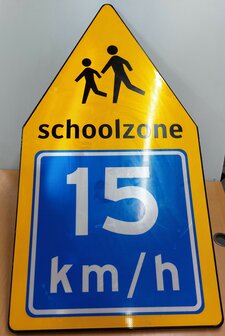 Verkeersbord, schoolzone puntbord, met adviessnelheid 15KM.