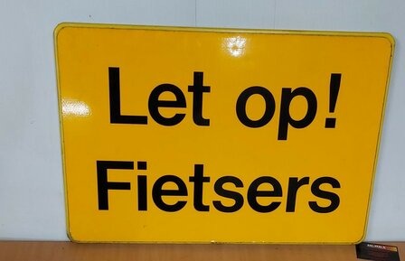 Verkeersbord let op fietsers