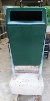 Afvalbak &quot;Bammens Capitole &quot;, B-keus, 50ltr. Groen met betonvoet.