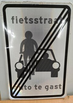 Verkeersbord &quot;fietsstraat auto te gast&quot;