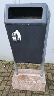 Afvalbak &quot;Bammens&quot; in beugel met betonvoet Grijs, B-keus