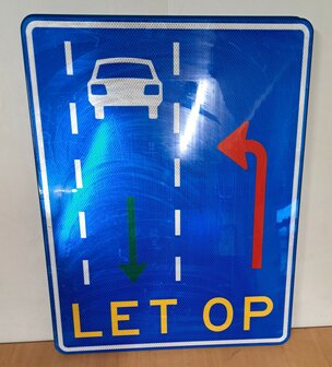 Verkeersbord. Tekst: LET OP