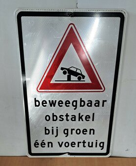 Verkeersbord met tekst. Beweegbaar obstakel bij groen &eacute;&eacute;n voertuig.