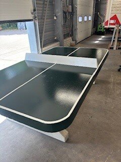tafeltennistafel, beton, met enkele beschadigingen (opgeknapt)