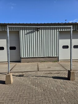 Doel trapveldje 305&times;225cm.br&times;h. vierkante buis, op poeren, met afneembare bovenlat.
