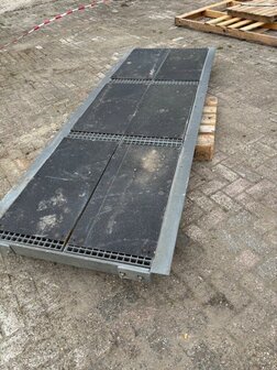 zwaar rooster 307cm x 92cm binnen werk met rand van 8cm