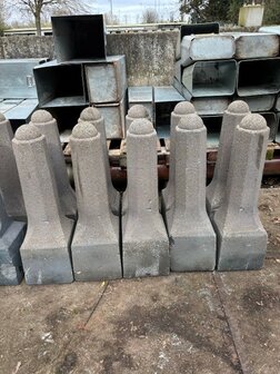 Afzetpaal beton, rond &plusmn;23cm., totale hoogte &plusmn;106cm., sierpaal