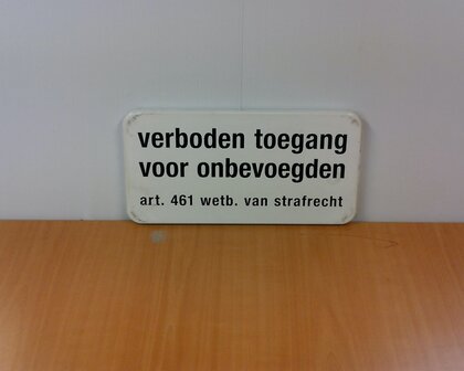 Verkeersbord met tekst &quot;verboden toegang voor onbevoegden art.461......&quot; 20&times;40cm.