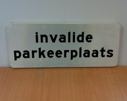 Verkeersbord met tekst &iuml;nvalide parkeerplaats&quot; 25&times;60cm.