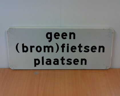 Verkeersbord met tekst &quot;geen (brom)fietsen plaatsen&quot; 25&times;60cm.