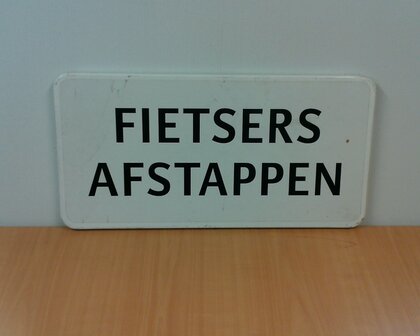 Verkeersbord met tekst &quot;FIETSERS AFSTAPPEN&quot;  30&times;60cm.