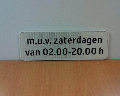 Verkeersbord met tekst &quot;m.u.v. zaterdagen van 02.00-20.00 h&quot; 20&times;60cm.