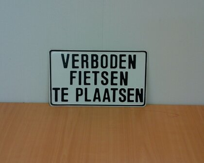 Verkeersbord  plaat met tekst ingeperst &quot;VERBODEN FIETSEN TE PLAATSEN&quot; 35&times;20CM.