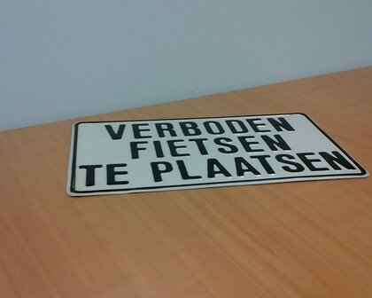 Verkeersbord  plaat met tekst ingeperst &quot;VERBODEN FIETSEN TE PLAATSEN&quot; 35&times;20CM.