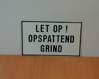 Verkeersbord  plaat met tekst ingeperst &quot;LET OP! OPSPATTEND GRIND&quot; 30&times;50cm.