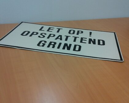 Verkeersbord  plaat met tekst ingeperst &quot;LET OP! OPSPATTEND GRIND&quot; 30&times;50cm.