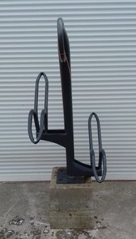  Tulip fietsenstalling, dubbel, donker grijs, met betonvoet tot aan maaiveld 30&times;30cm. (voor 2 fietsen)