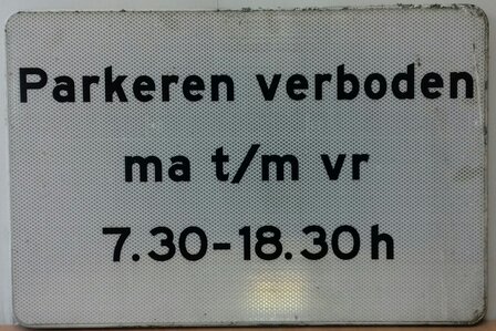 Verkeersbord OB met text &quot;Parkeren verboden ma t/m vr 7.30-18.30&quot;