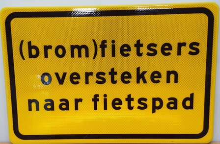 Tijdelijk verkeersbord; (brom)Fietsers oversteken naar fietspad