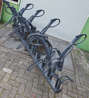 Twin Tulip fietsenrek traverse 16 fietsplaatsen Donker Grijs op 2 Betonvoeten 30x30cm.