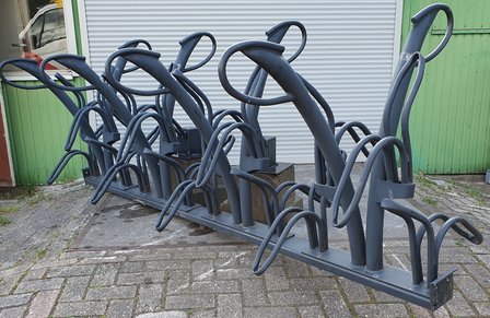 Twin Tulip fietsenrek traverse 16 fietsplaatsen Donker Grijs op 2 Betonvoeten 30x30cm.