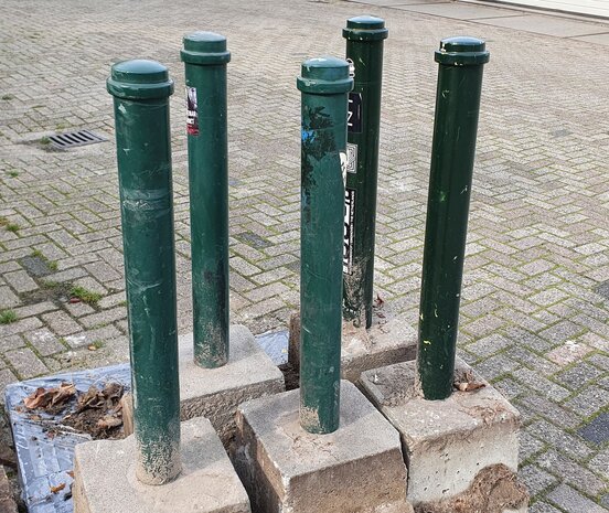 Anti-parkeerpaal met beton voet groen gecoat