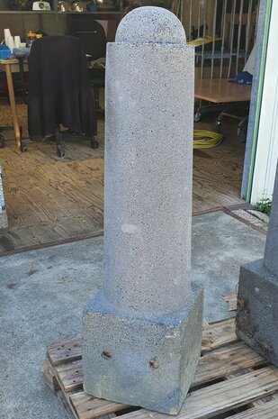 Afzetpaal beton, rond &plusmn;23cm., totale hoogte &plusmn;106cm., sierpaal