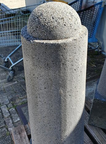 Afzetpaal beton, rond &plusmn;23cm., totale hoogte &plusmn;106cm., sierpaal
