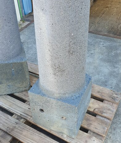 Afzetpaal beton, rond &plusmn;23cm., totale hoogte &plusmn;106cm., sierpaal