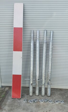 Sluishek, compleet (reflectorbord 200×20cm., 4 palen en 8 klemmen)