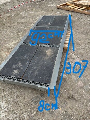 zwaar rooster 307cm x 92cm binnen werk met rand van 8cm