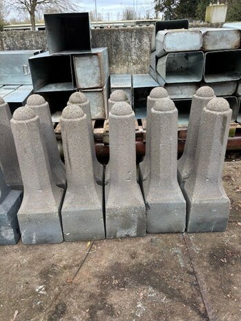 Afzetpaal beton, rond &plusmn;23cm., totale hoogte &plusmn;106cm., sierpaal