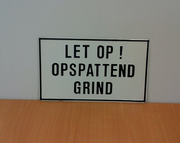 Verkeersbord  plaat met tekst ingeperst "LET OP! OPSPATTEND GRIND" 30×50cm.