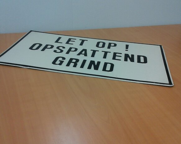 Verkeersbord  plaat met tekst ingeperst "LET OP! OPSPATTEND GRIND" 30×50cm.