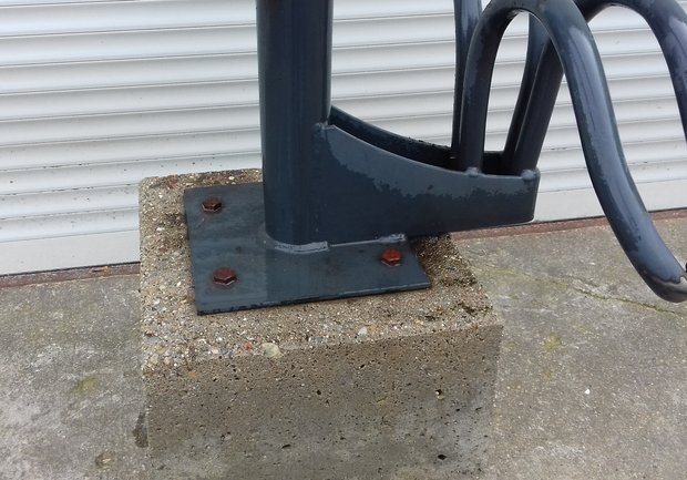  Tulip fietsenstalling, dubbel, donker grijs, met betonvoet tot aan maaiveld 30&times;30cm. (voor 2 fietsen)