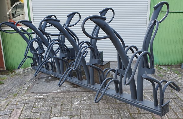 Twin Tulip fietsenrek traverse 16 fietsplaatsen Donker Grijs op 2 Betonvoeten 30x30cm.