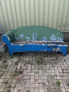 mozaiek bank Eindhoven stond  bij oude VVV kantoor station