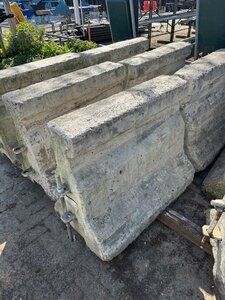 wegafzetting beton 100cm  breed x 85cm hoog 