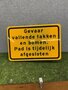 Geel tekst bord "gevaar vallende takken"